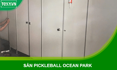 Hoàn thiện thi công vách ngăn vệ sinh tại Sân Pickleball OceanPark