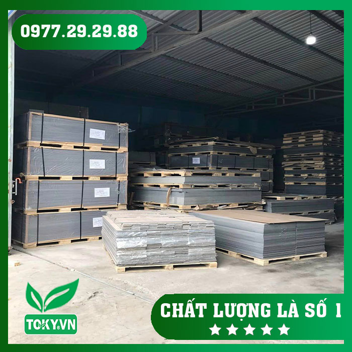 Cửa nhựa xếp phục vụ cho nhà vệ sinh công cộng đang được nâng cấp và thay thế bởi sản phẩm mới nhất năm