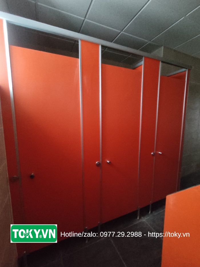 Thi công 400m2 vách ngăn vệ sinh compact cho trường THCS Hà Cầu