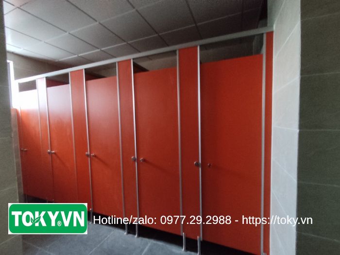 Thi công 400m2 vách ngăn vệ sinh compact cho trường THCS Hà Cầu