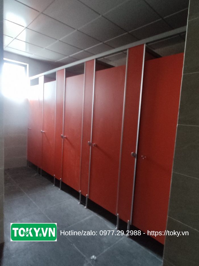 Thi công 400m2 vách ngăn vệ sinh compact cho trường THCS Hà Cầu