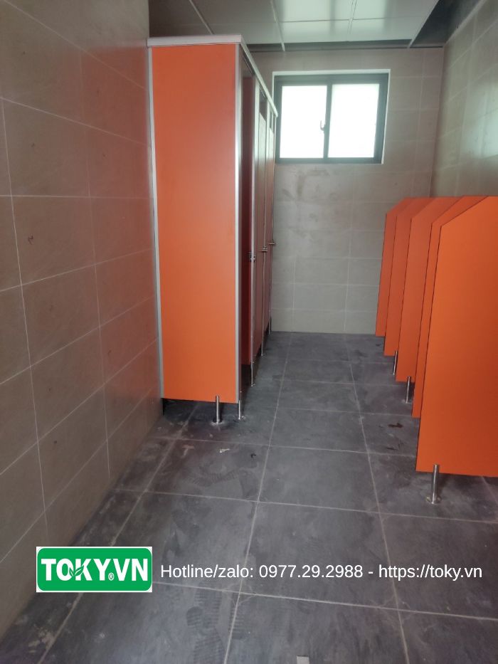 Thi công 400m2 vách ngăn vệ sinh compact cho trường THCS Hà Cầu