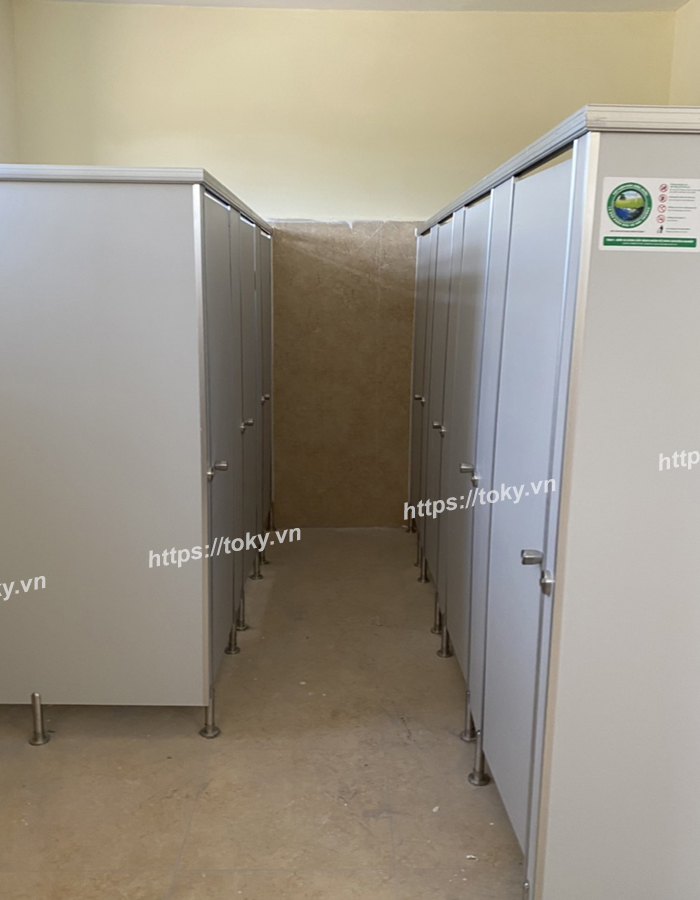 Vách compact nhà vệ sinh trạm dừng nghỉ cao tốc Tam Phát