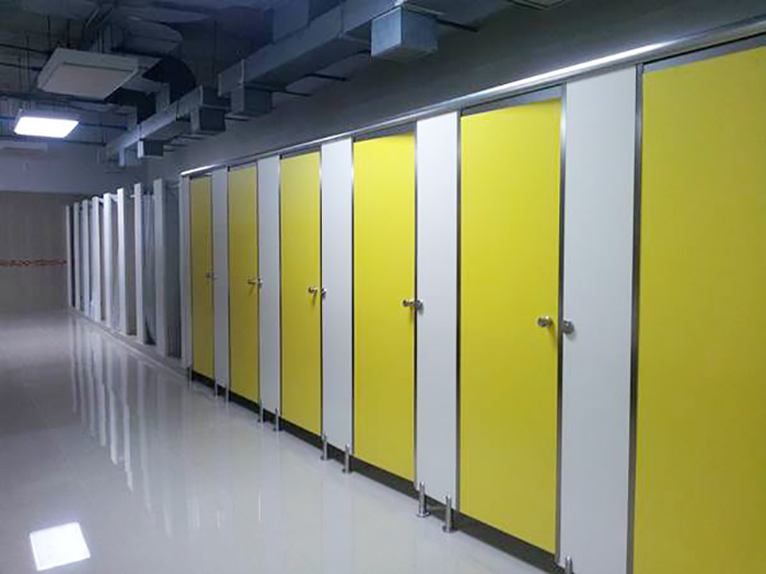Vách ngăn phòng vệ sinh màu ghi kết hợp màu vàng
