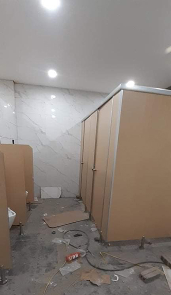 Vách ngăn vệ sinh compact tại showroom Vinfast Nam Định