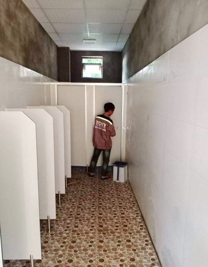 Vách ngăn vệ sinh compact trường tiểu học Nguyễn Gia Thiều