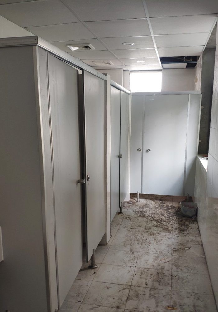 Lắp đặt vách ngăn vệ sinh hpl tại trạm y tế Xuân La - Tây Hồ