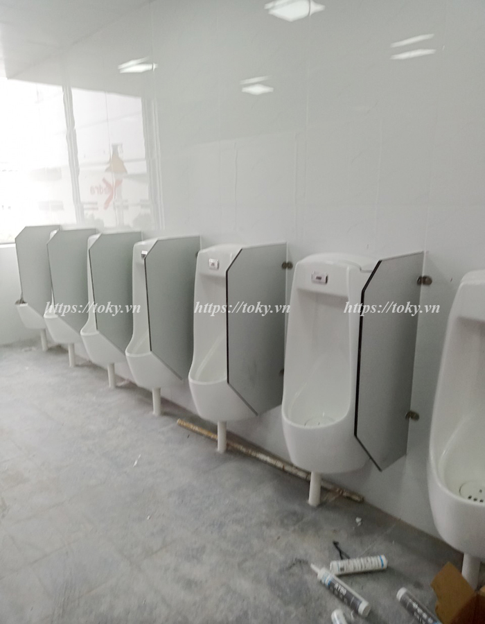 Hoàn thiện lắp đặt vách ngăn vệ sinh tại nhà máy Chunqiu