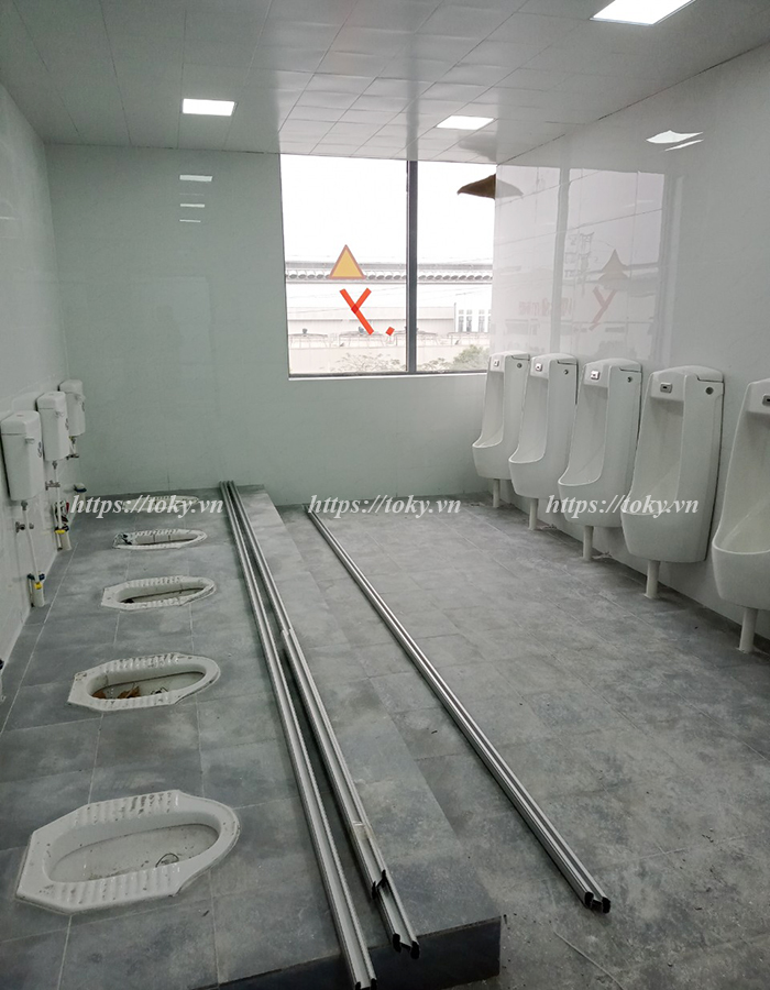 Hoàn thiện lắp đặt vách ngăn vệ sinh tại nhà máy Chunqiu