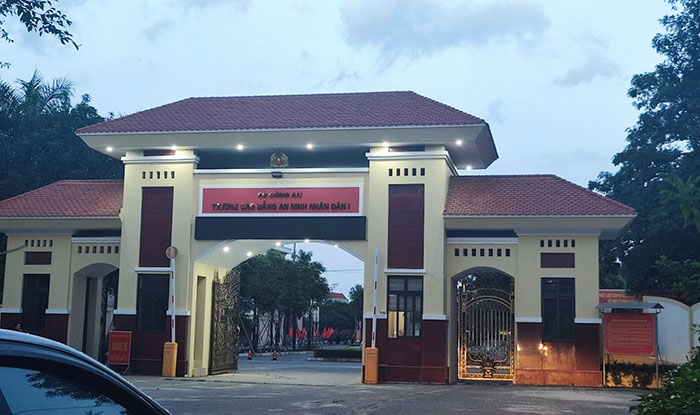 Vách ngăn vệ sinh tại trường Cao đẳng An ninh nhân dân I - Sóc Sơn