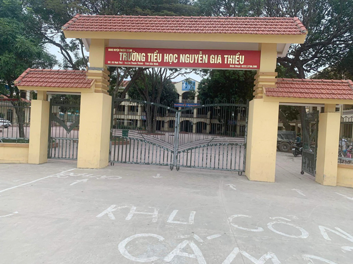 Vách ngăn vệ sinh trường tiểu học Nguyễn Gia Thiều đợt 2