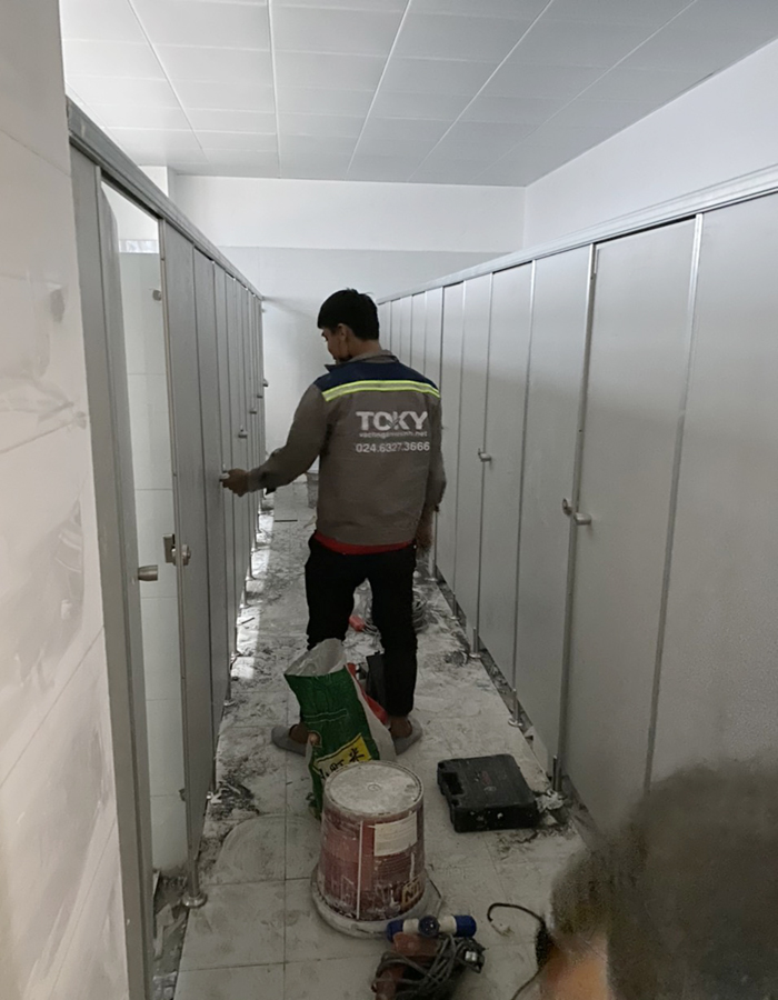 Lắp đặt vách ngăn wc compact cho nhà máy Amtran Hải Phòng