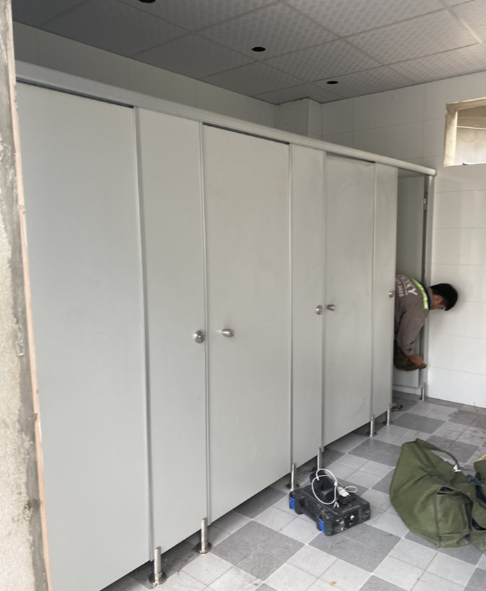 Vách nhà vệ sinh compact hpl tại trường thcs Hà Mãn