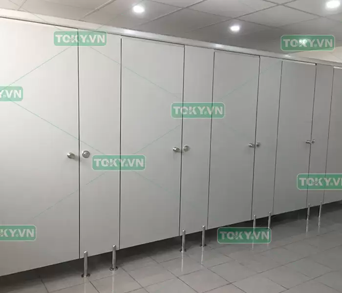 Vách ngăn vệ sinh bằng nhựa - Các loại phổ biến, ưu nhược điểm và cách chọn 2026 5 Giá vách ngăn vệ sinh bằng nhựa bao nhiêu?