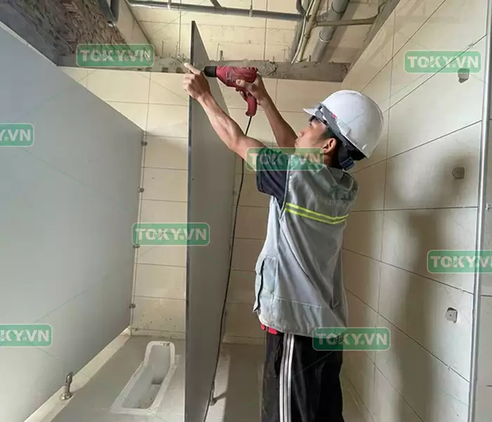 Báo giá nhân công lắp đặt vách ngăn vệ sinh compact chi tiết 4 Nên thuê nhân công riêng hay lựa chọn thi công vách ngăn vệ sinh trọn gói?