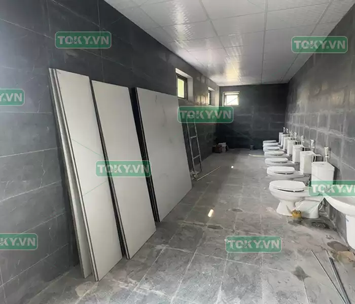 Báo giá nhân công lắp đặt vách ngăn vệ sinh compact chi tiết 6 Những lưu ý quan trọng trước khi thuê thợ lắp vách compact