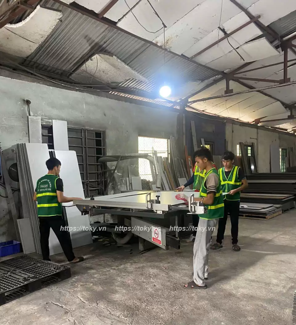 Top 5 thiết bị sản xuất vách ngăn vệ sinh compact không thể thiếu 2 Máy cưa bàn trượt tại kho TOKY
