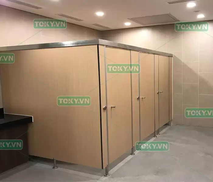 Vách ngăn vệ sinh bằng nhựa - Các loại phổ biến, ưu nhược điểm và cách chọn 2026 4 Vách ngăn vệ sinh Compact HPL – lựa chọn phổ biến cho công trình công cộng