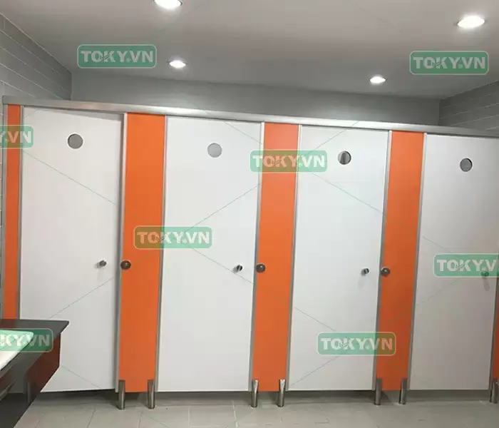 Những yếu tố ảnh hưởng đến chi phí thi công vách ngăn vệ sinh