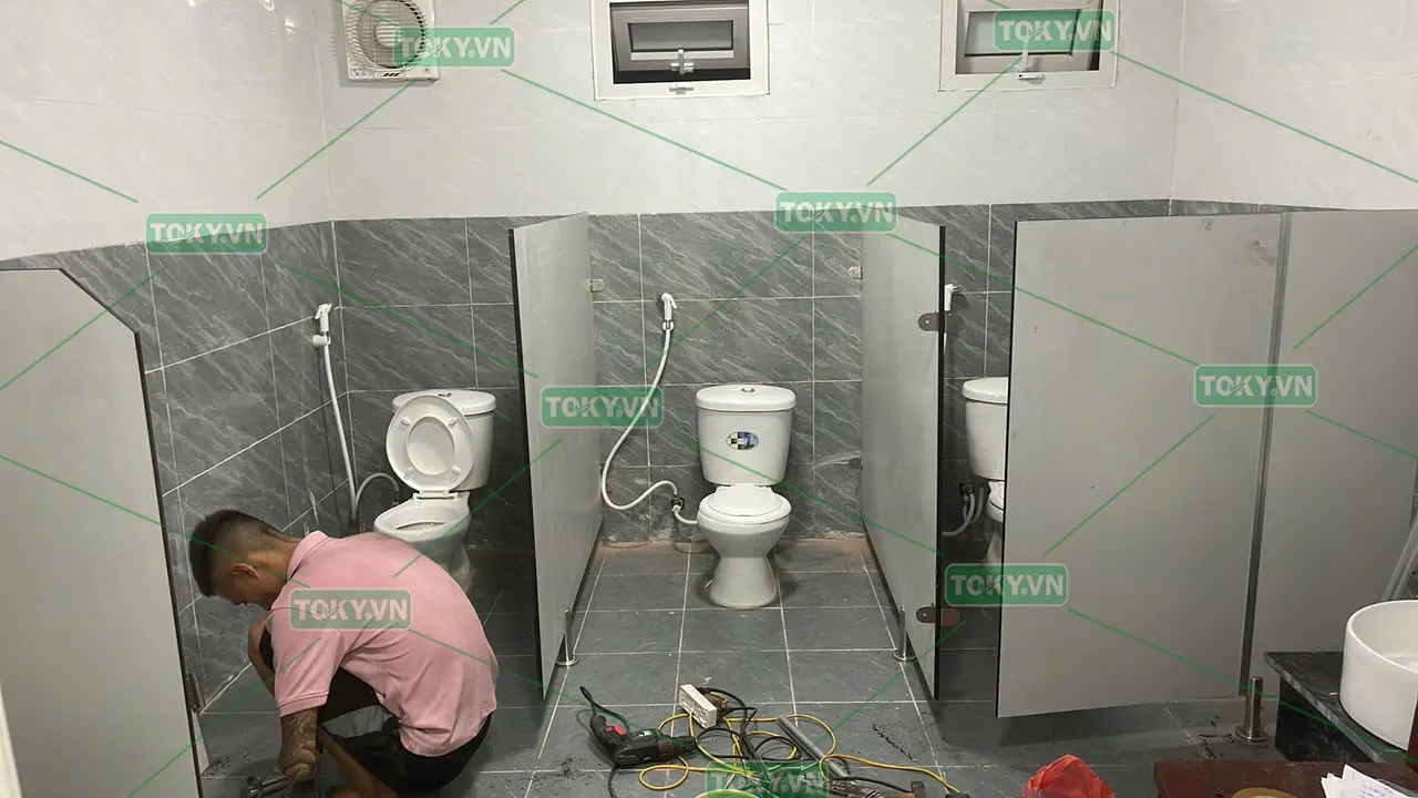 Dự án thi công vách ngăn vệ sinh Trường Mầm Non Tân Triều
