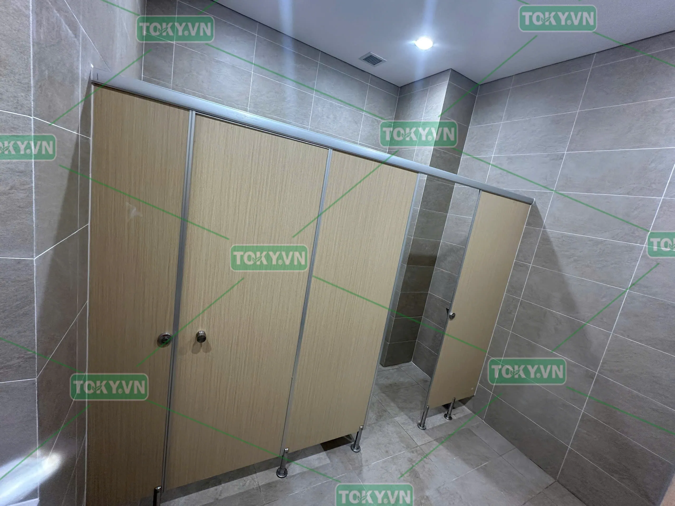 Dự án vách ngăn vệ sinh tại Tòa nhà Intracom Building – 82 Dịch Vọng Hậu