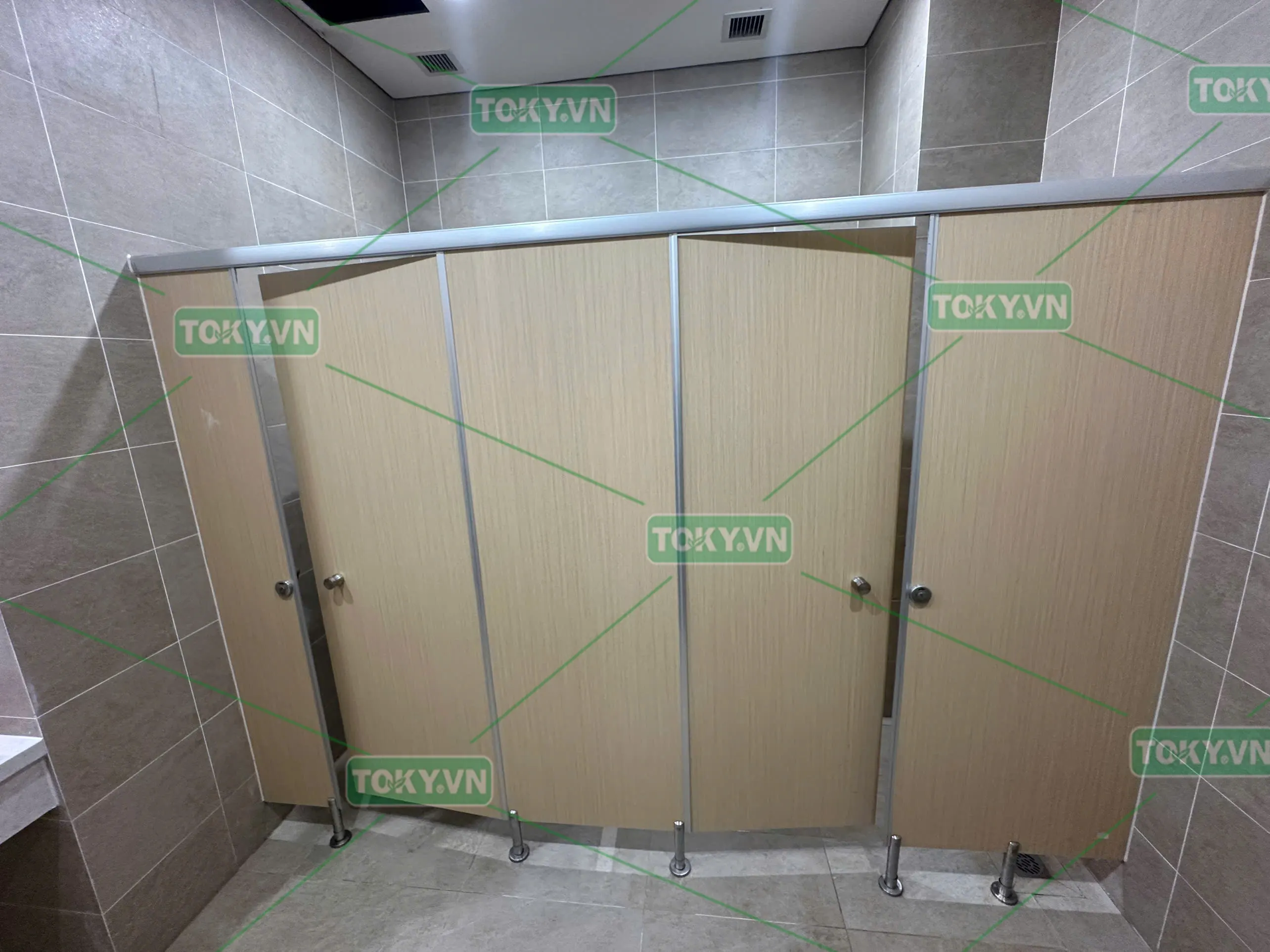 Dự án vách ngăn vệ sinh tại Tòa nhà Intracom Building – 82 Dịch Vọng Hậu