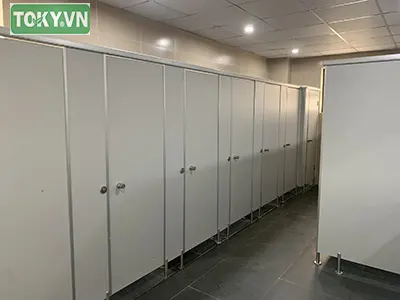 vach ngan ve sinh compact cho khu cong nghiep