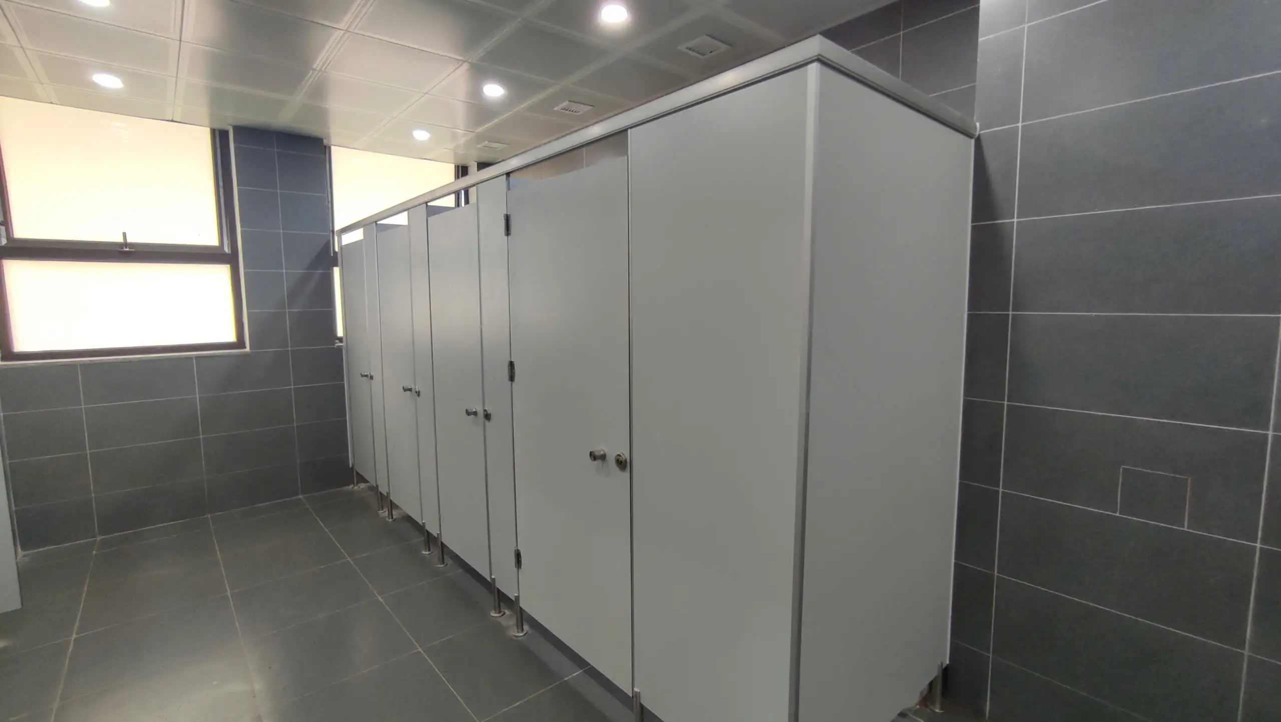 Dự án vách ngăn vệ sinh cho Trường THCS Đào Duy Tùng