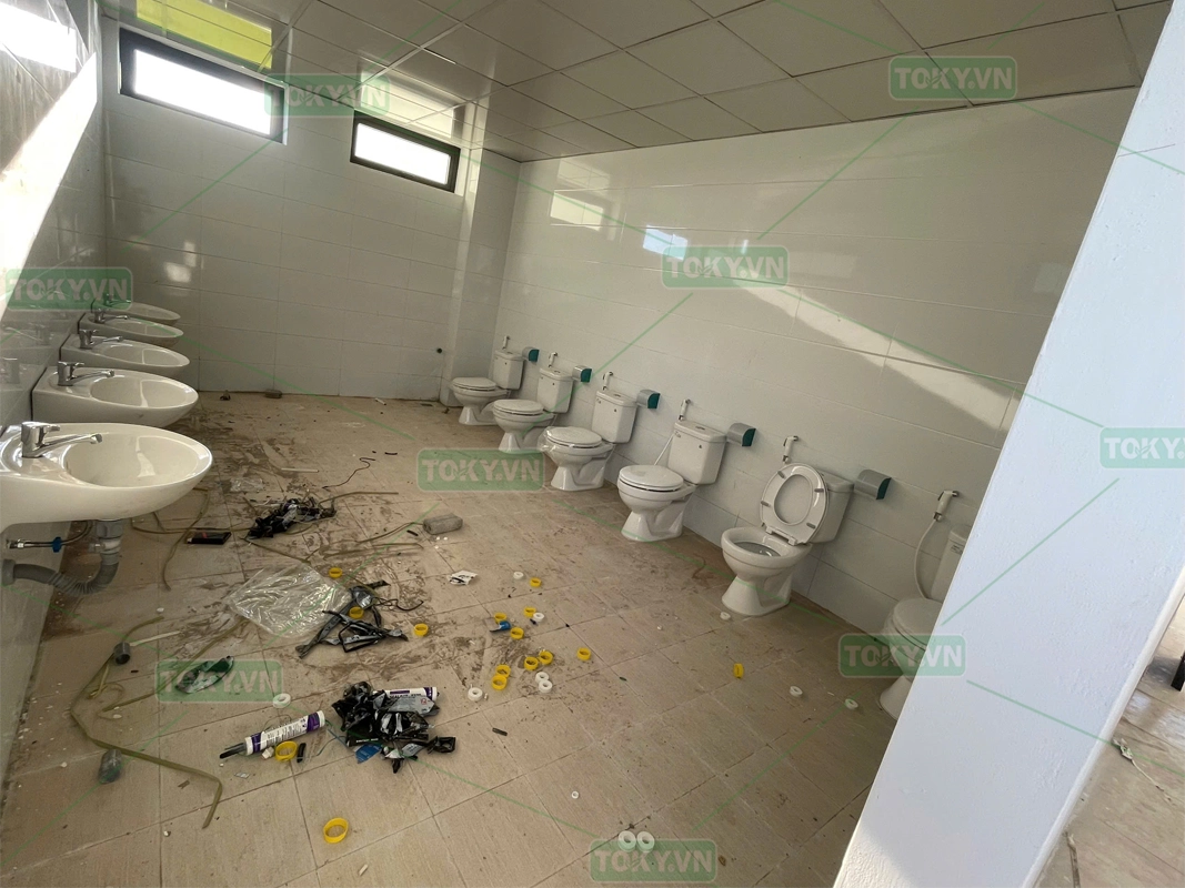 Hoàn thiện thi công vách ngăn vệ sinh cho Trường THPT Nam Tiền Hải – Thái Bình