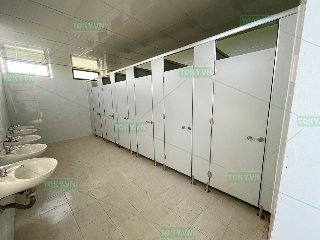 Hoàn thiện thi công vách ngăn vệ sinh cho Trường THPT Nam Tiền Hải – Thái Bình