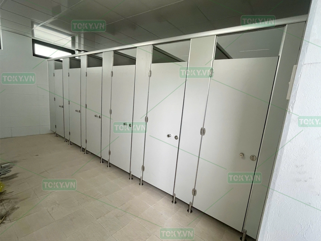 Hoàn thiện thi công vách ngăn vệ sinh cho Trường THPT Nam Tiền Hải – Thái Bình