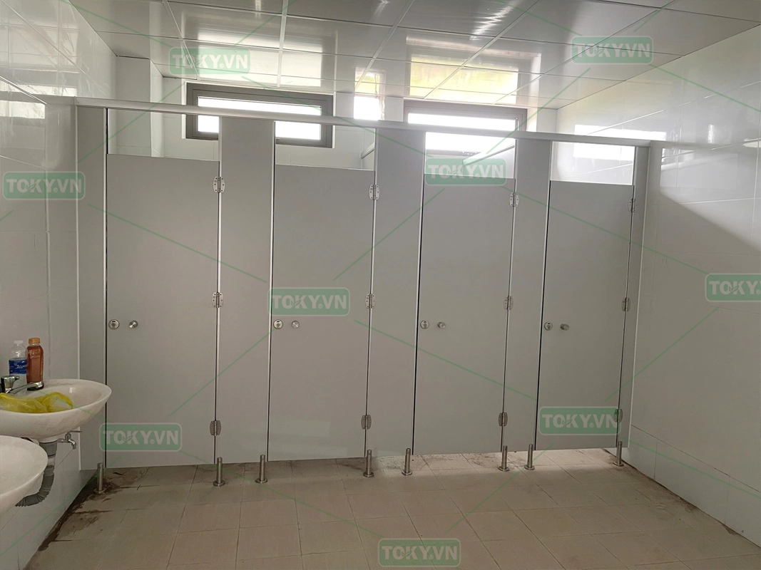 Hoàn thiện thi công vách ngăn vệ sinh cho Trường THPT Nam Tiền Hải – Thái Bình