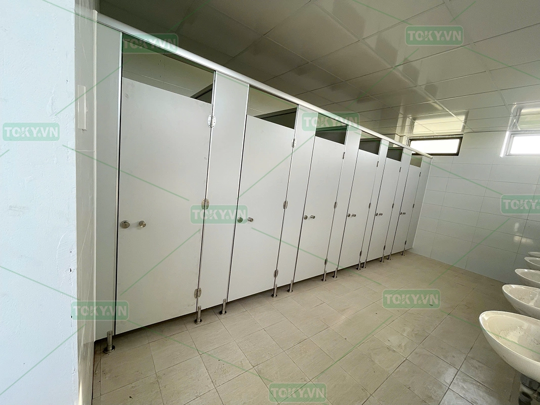 Hoàn thiện thi công vách ngăn vệ sinh cho Trường THPT Nam Tiền Hải – Thái Bình
