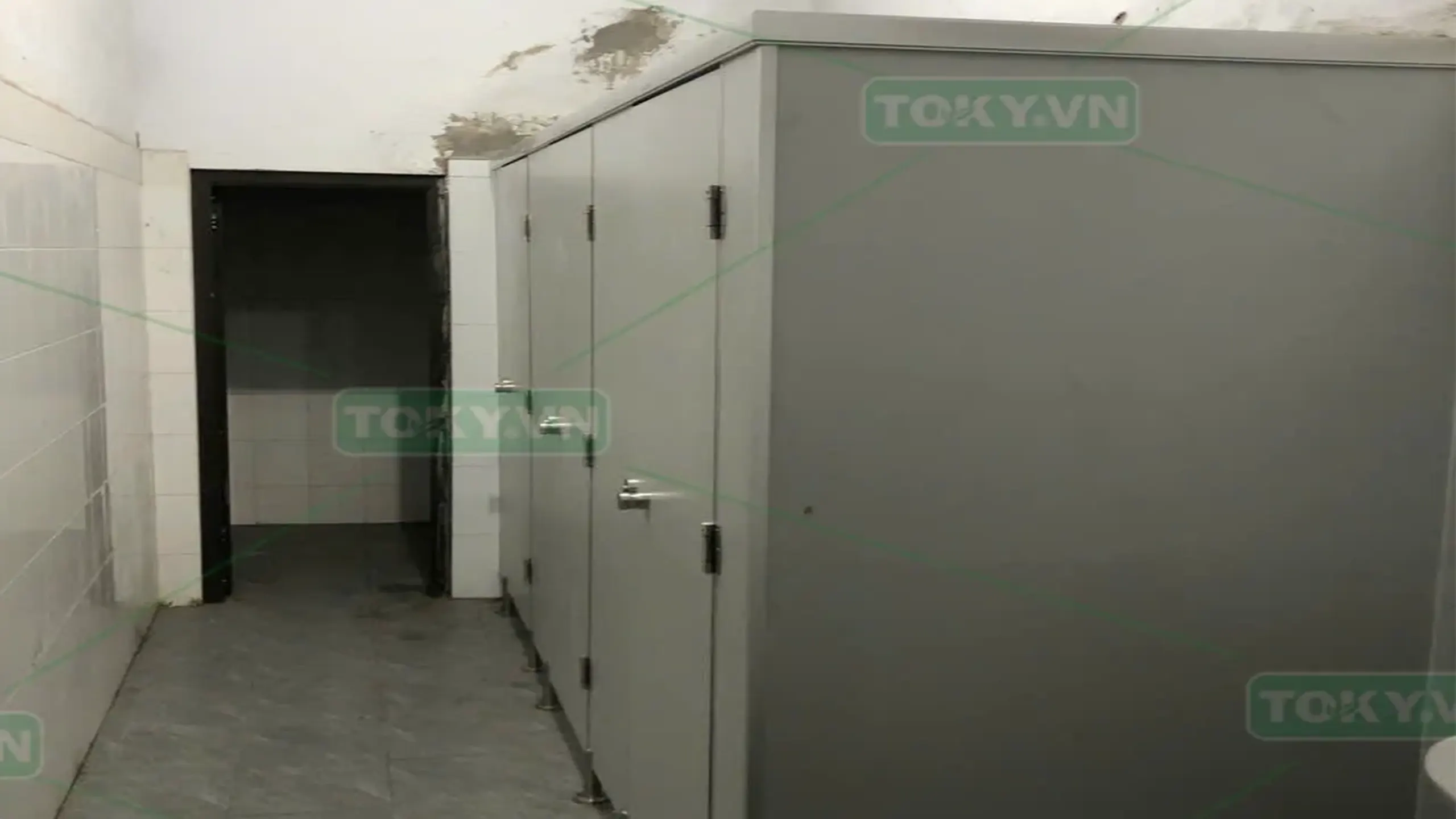 Lắp đặt vách ngăn vệ sinh Compact tại Trường THCS Nguyễn Huệ