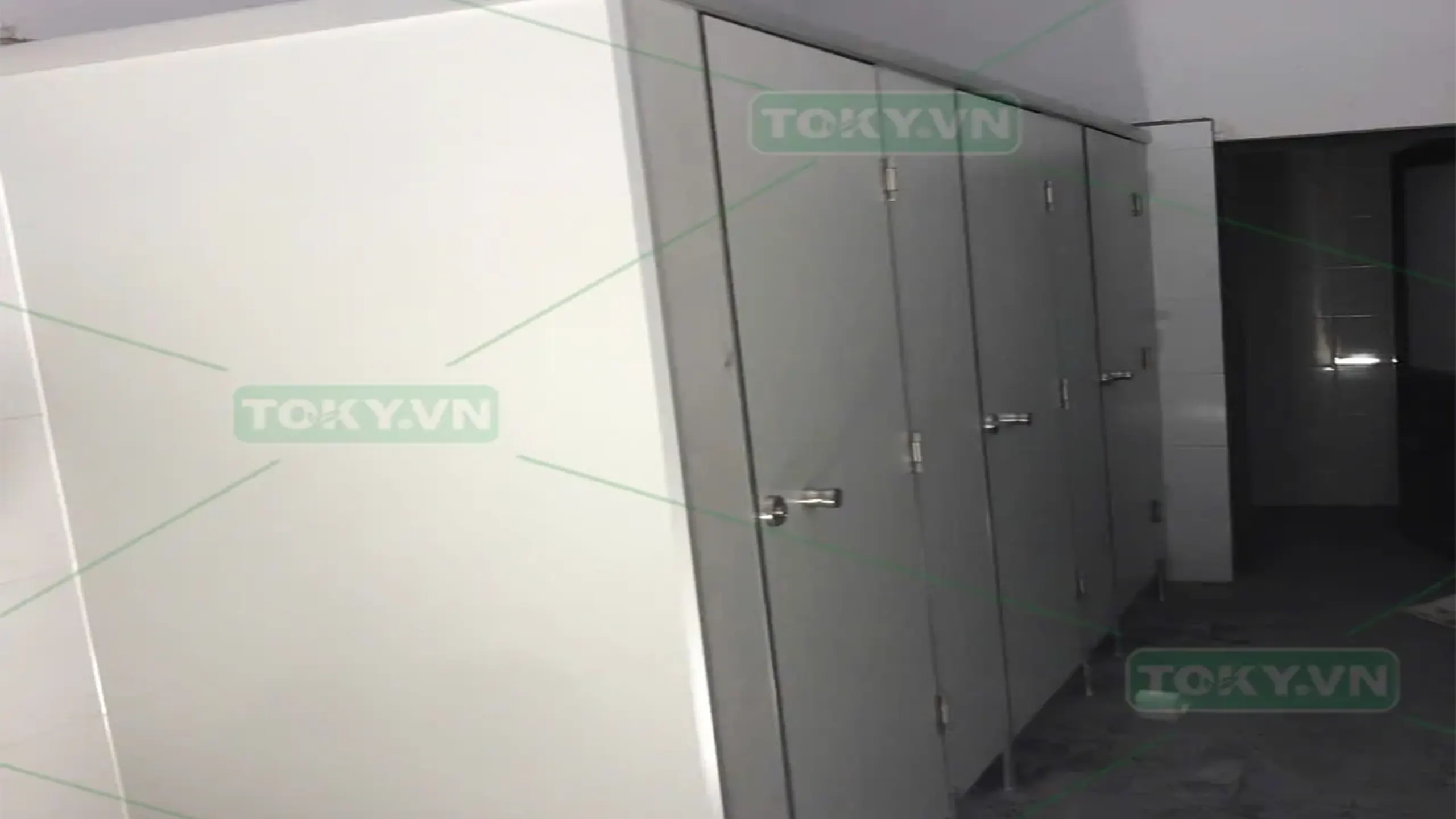 Lắp đặt vách ngăn vệ sinh Compact tại Trường THCS Nguyễn Huệ