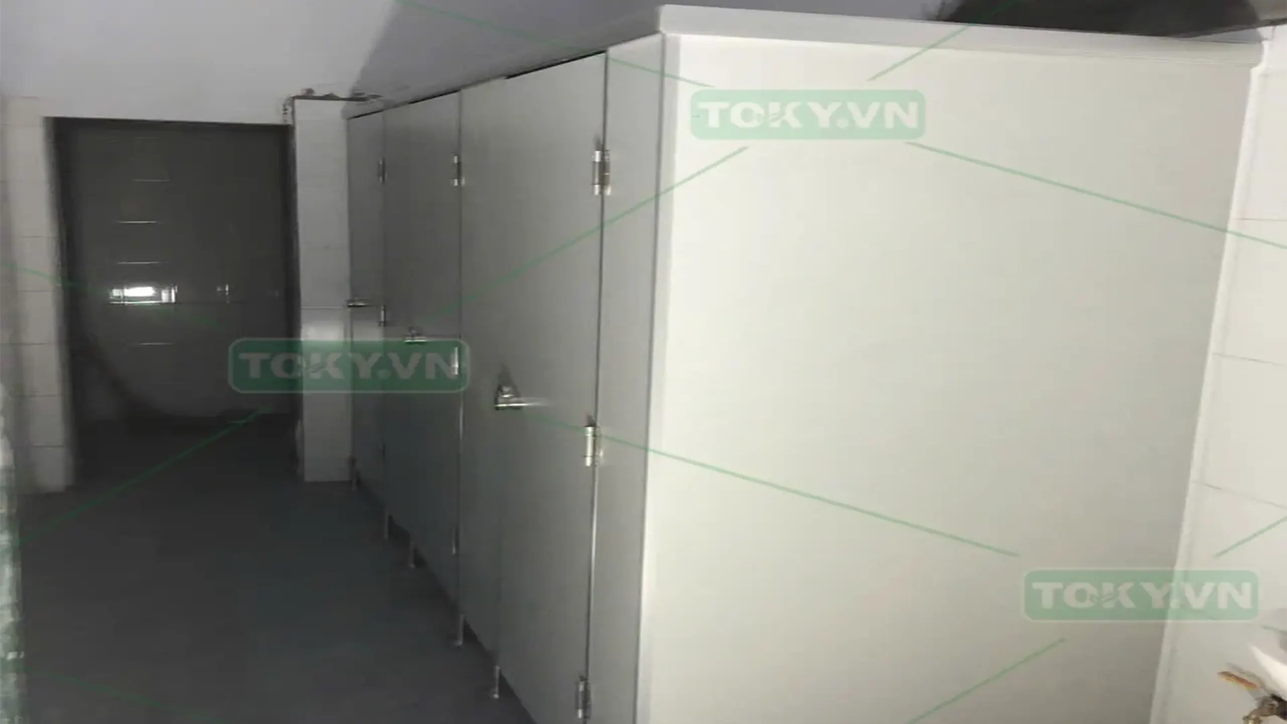 Lắp đặt vách ngăn vệ sinh Compact tại Trường THCS Nguyễn Huệ 1 Lắp đặt vách ngăn vệ sinh Compact tại Trường THCS Nguyễn Huệ