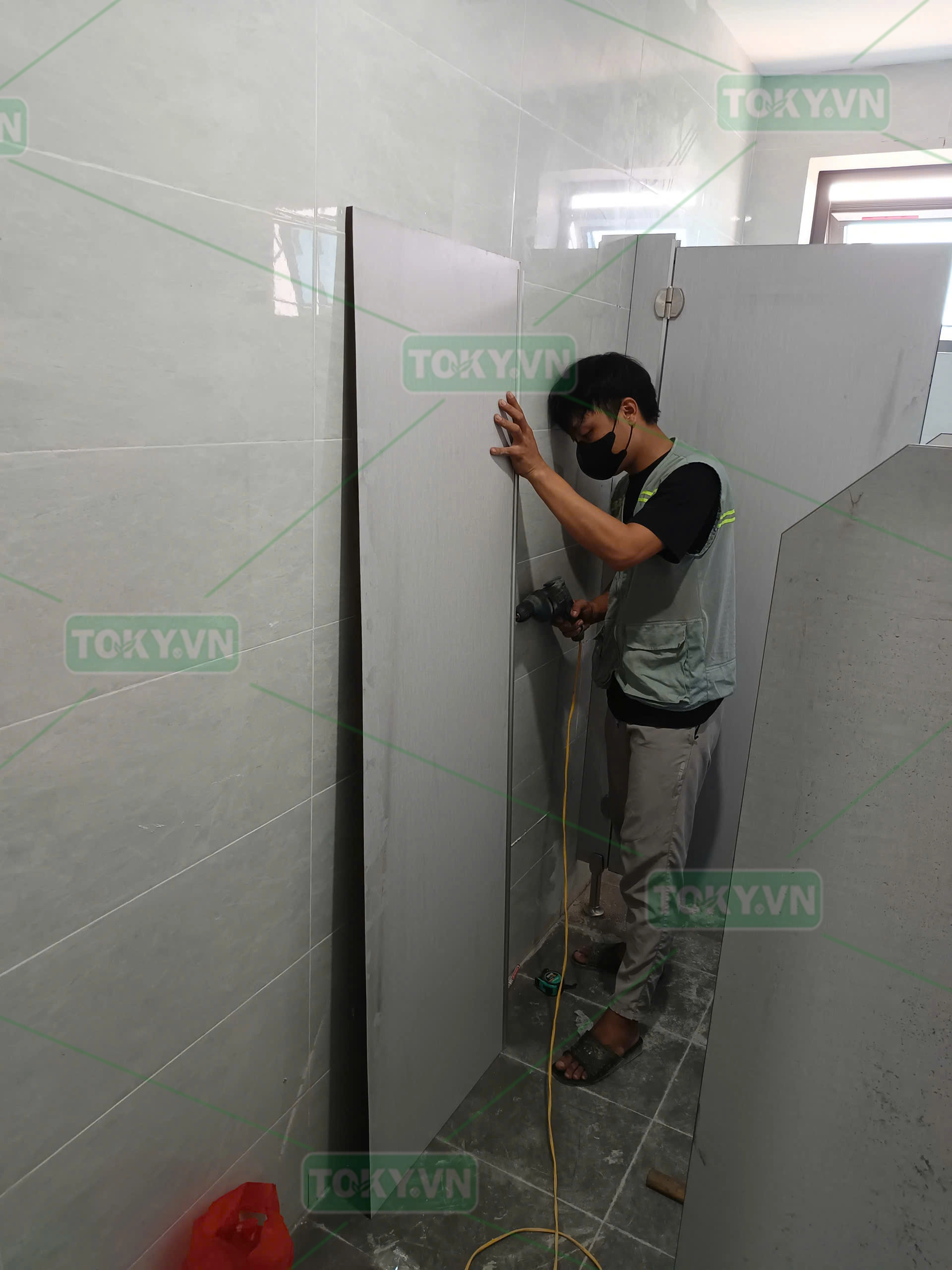TOKY Hoàn thiện vách ngăn vệ sinh Trụ sở Ngân hàng VietinBank – Chi nhánh Bắc Thăng Long