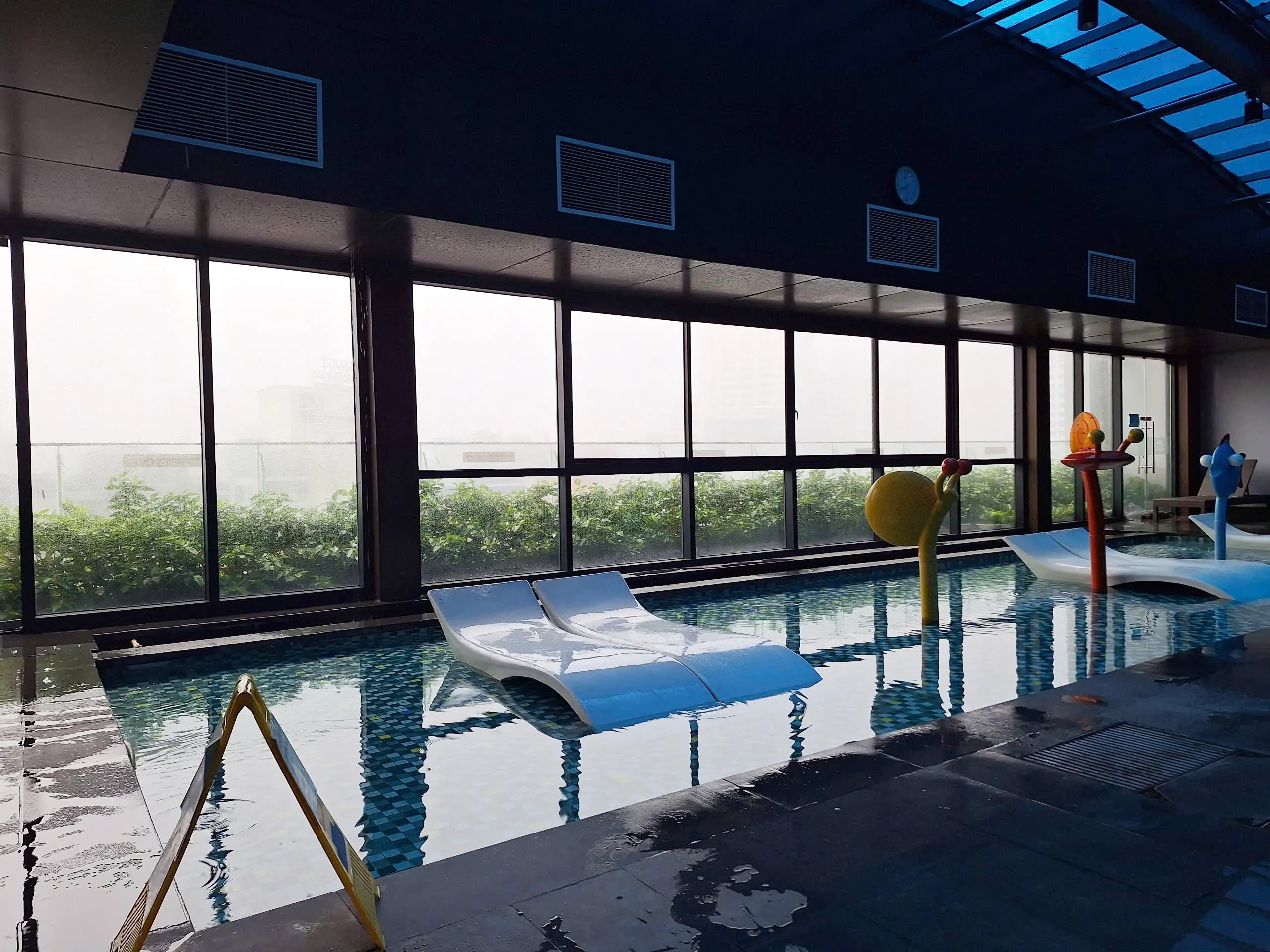 Vách ngăn nhà vệ sinh Compact tại Tòa nhà Vincom Center Metropolis