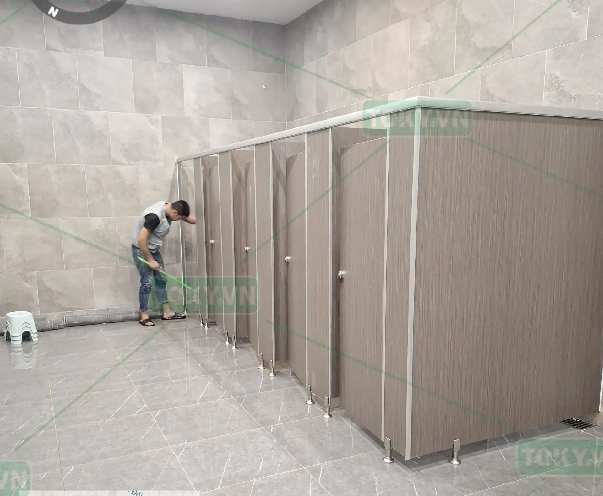 Vách ngăn nhà vệ sinh Compact tại Tòa nhà Vincom Center Metropolis
