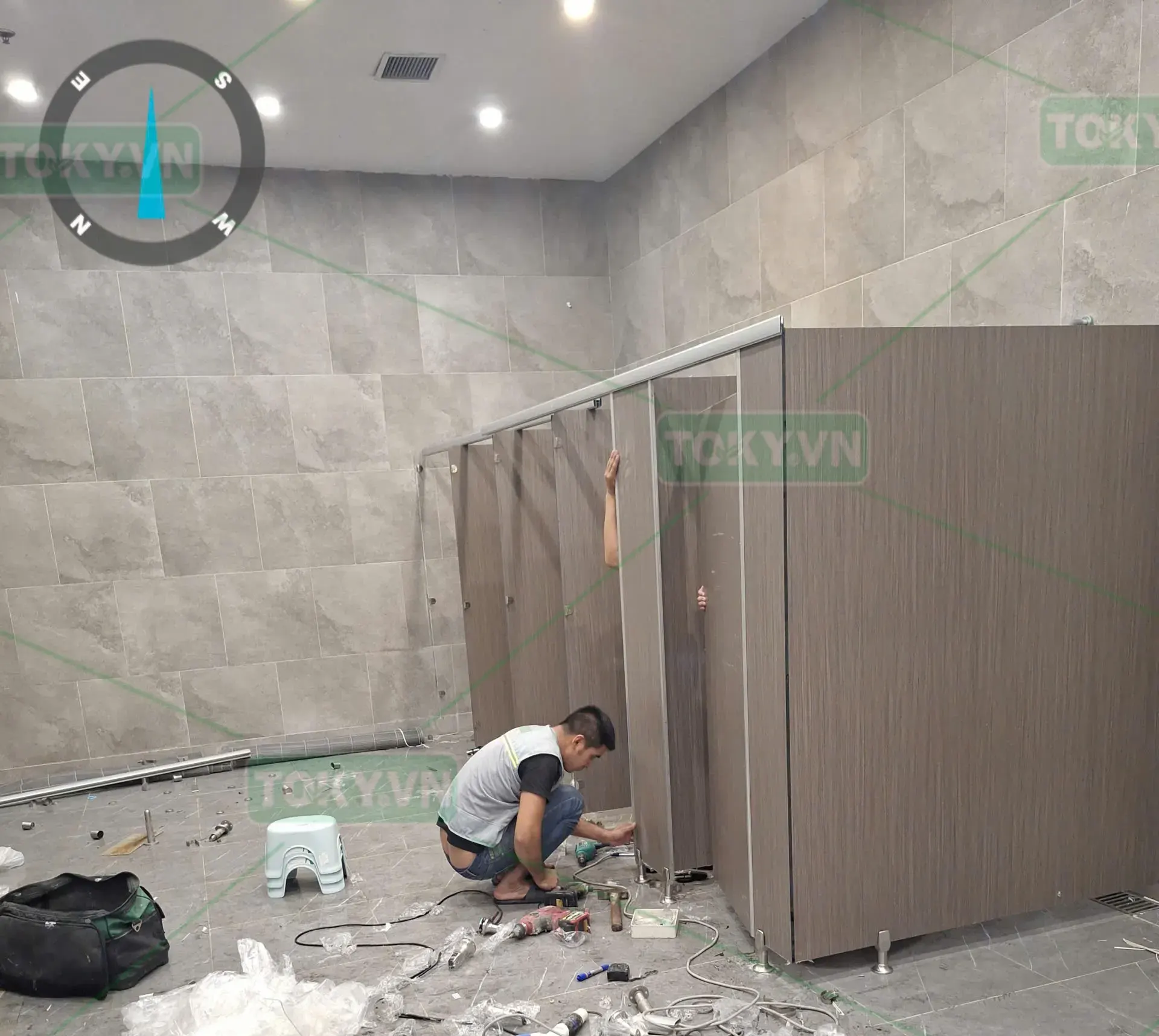 Vách ngăn nhà vệ sinh Compact tại Tòa nhà Vincom Center Metropolis