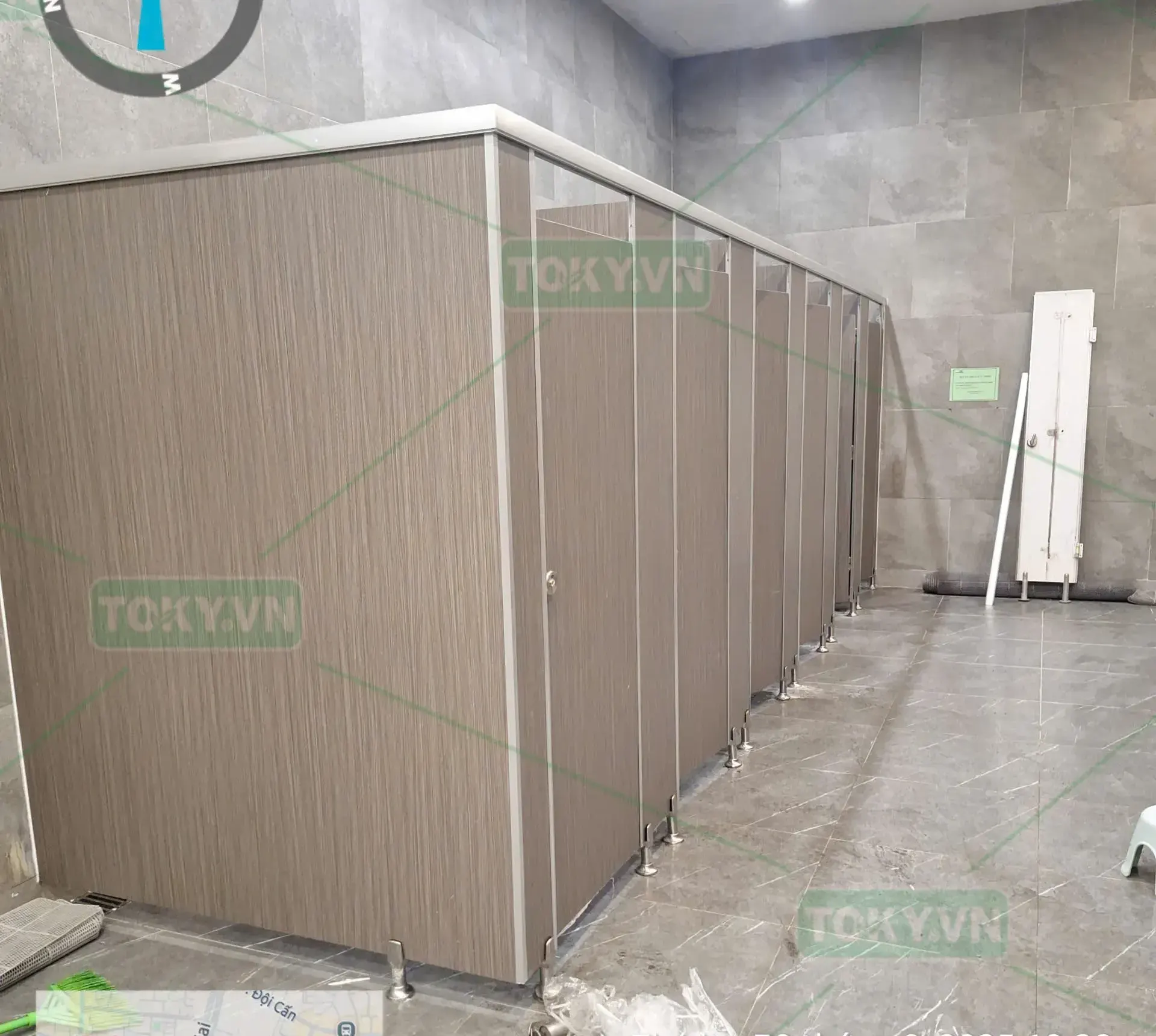 Vách ngăn nhà vệ sinh Compact tại Tòa nhà Vincom Center Metropolis