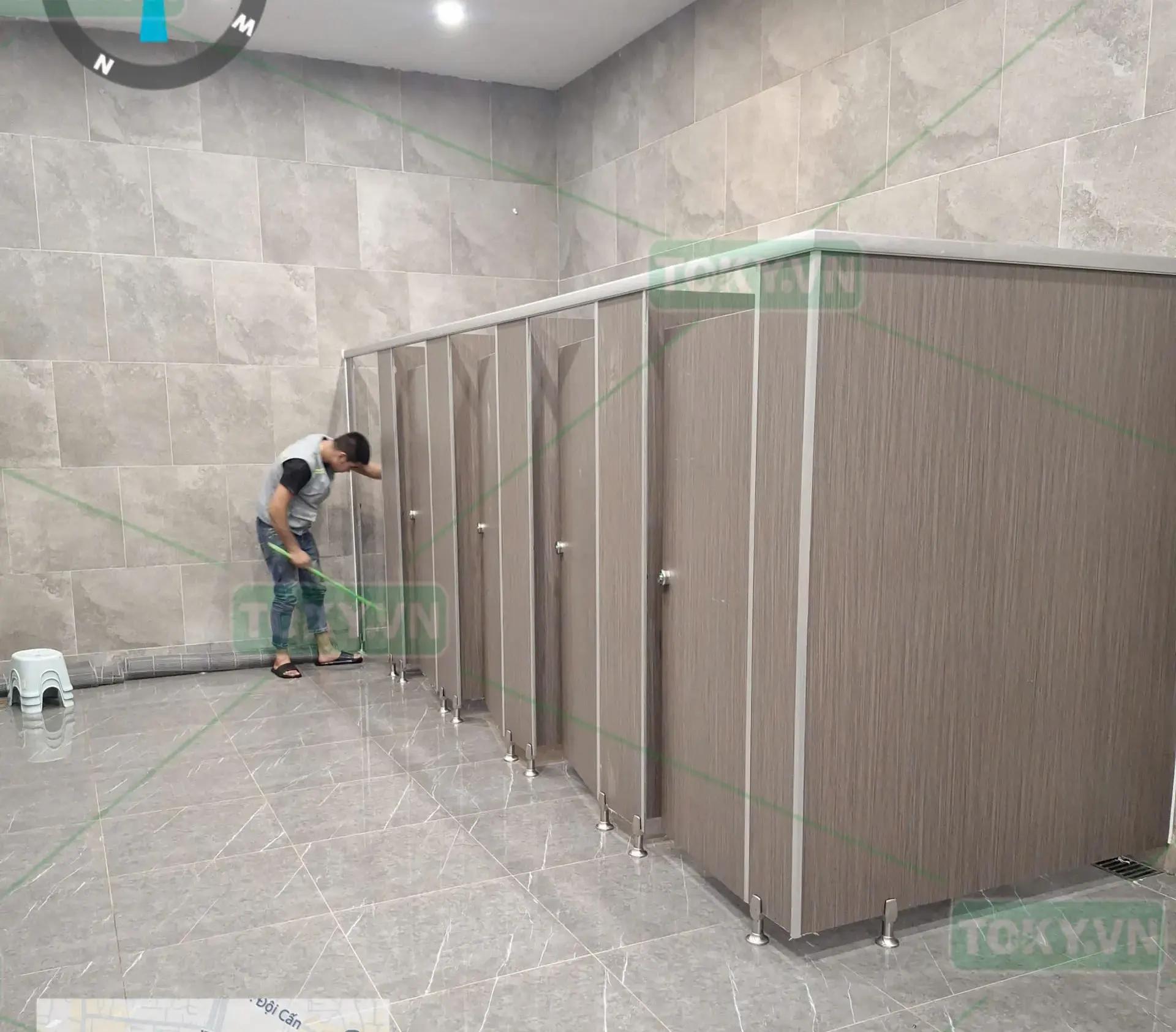 Vách ngăn nhà vệ sinh Compact tại Tòa nhà Vincom Center Metropolis 1 Vách ngăn nhà vệ sinh Compact tại Tòa nhà Vincom Center Metropolis