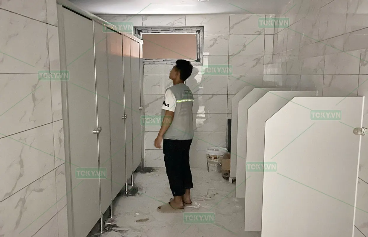 Dự án vách ngăn vệ sinh tại Showroom Toyota Hải Dương – Chí Linh
