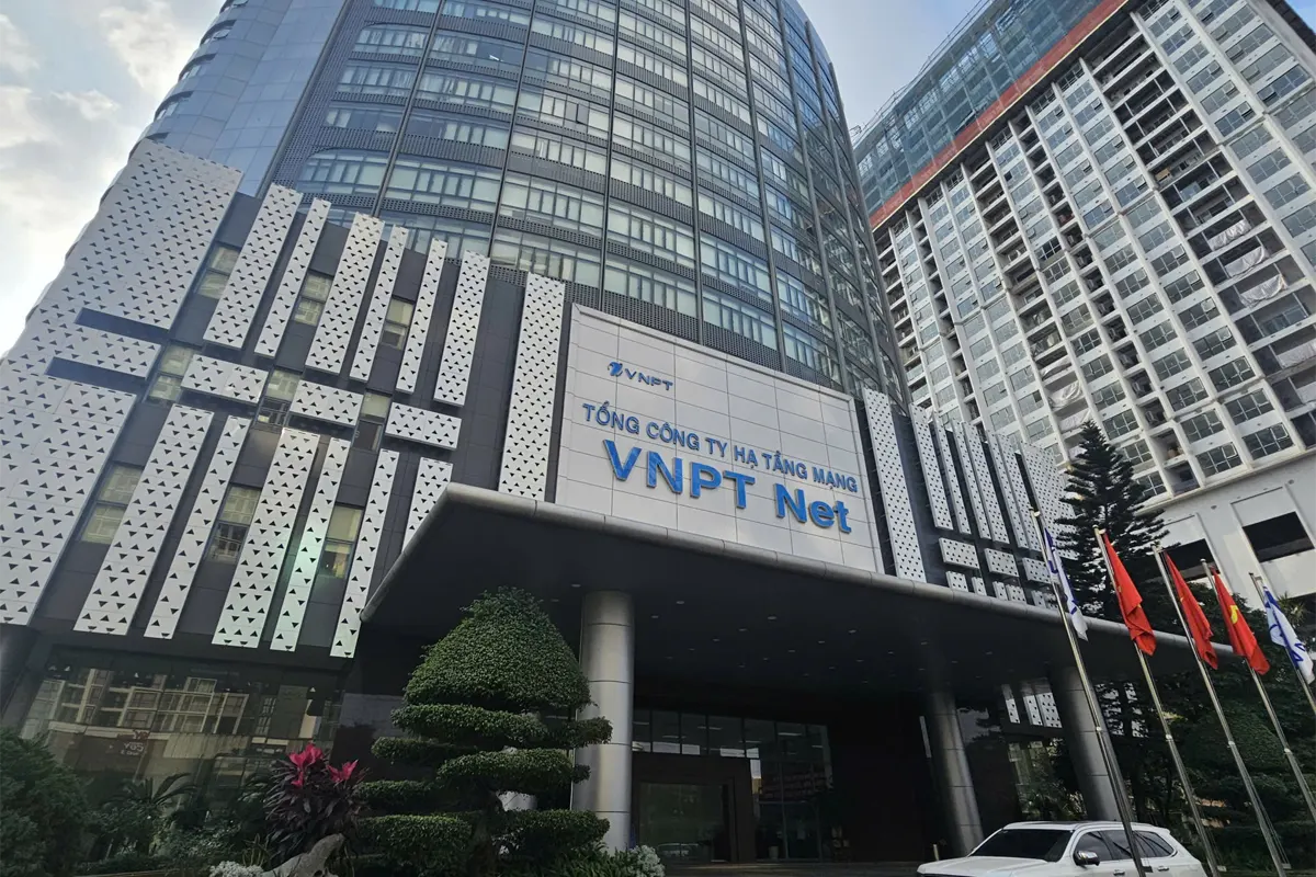 Vách ngăn vệ sinh Compact cho Tòa nhà VNPT NET