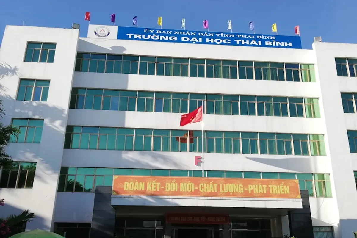 Vách ngăn vệ sinh Compact cho Trường đại học Thái Bình