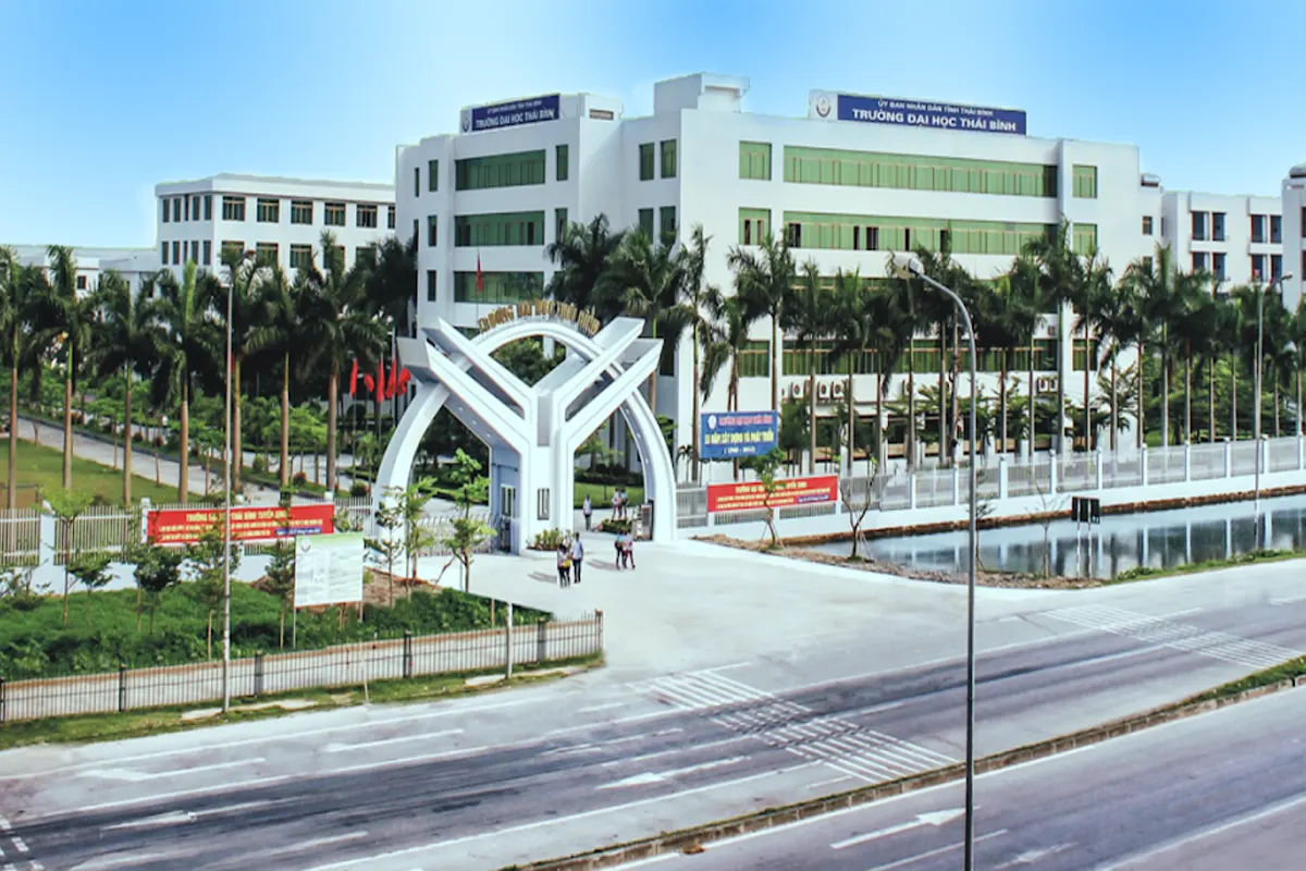 Vách ngăn vệ sinh Compact cho Trường đại học Thái Bình