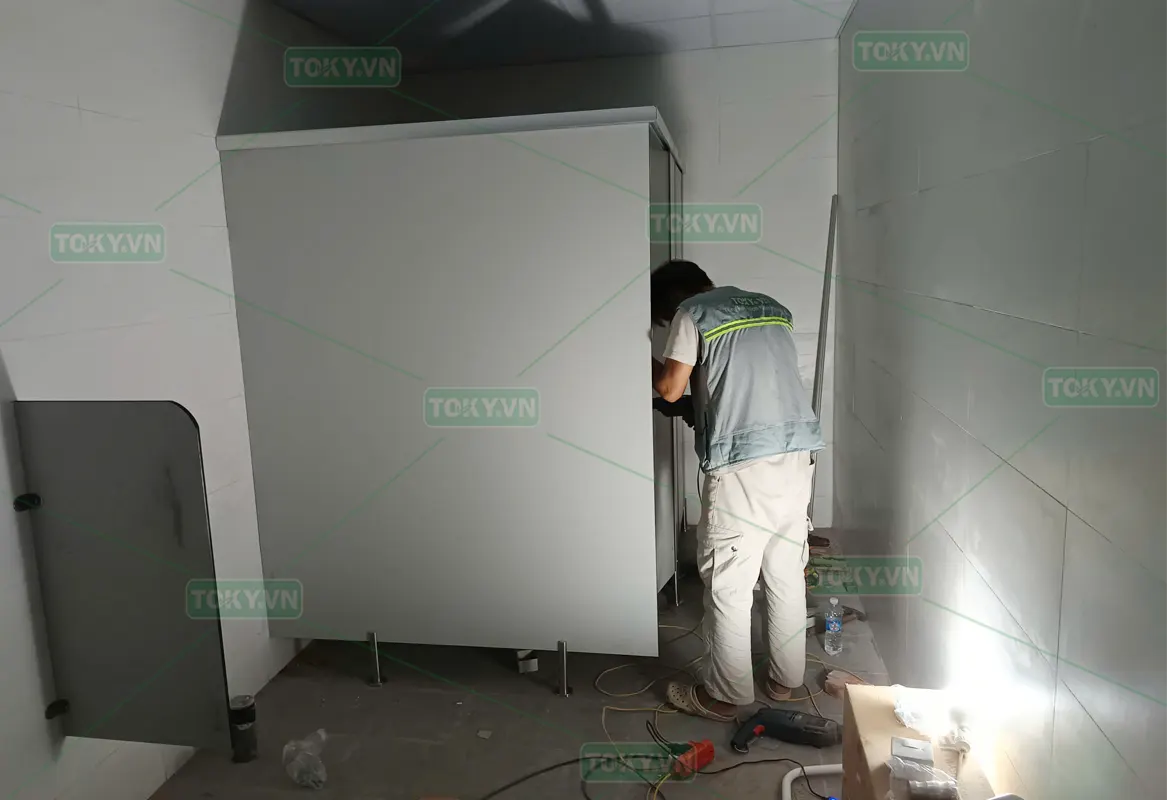Vách ngăn vệ sinh Compact HPL cho Công ty văn phòng phẩm cao cấp – Ninh Bình