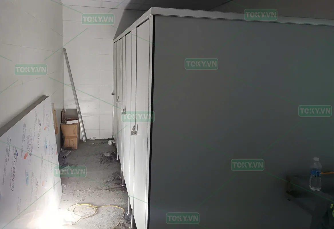 Vách ngăn vệ sinh Compact HPL cho Công ty văn phòng phẩm cao cấp – Ninh Bình