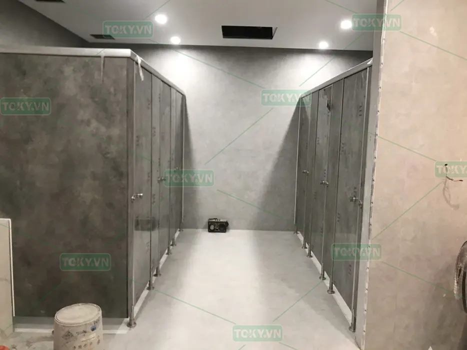 Vách ngăn vệ sinh Compact HPL cho Tòa nhà Golden Palace