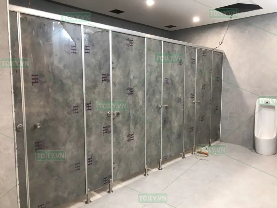 Vách ngăn vệ sinh Compact HPL cho Tòa nhà Golden Palace